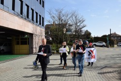 インダストリオールは2月22日、ローザンヌの国際オリンピック委員会前で日産に抗議するデモを実施
