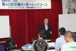 「労働組合の歴史」を講義する鈴木顧問
