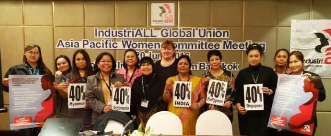 40％の女性代表を要求するアジア太平洋地域女性委員会の参加者