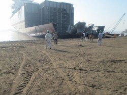 インドの広大なアラン船舶解撤場はインダストリオール加盟組織ASSRGWAが組織化