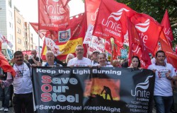 10月4日にマンチェスターで抗議するユナイトの鉄鋼労働者