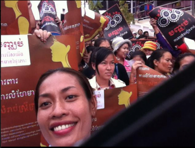 2015年10月7日、不安定雇用に反対して行動を起こしたカンボジアの衣料労働者