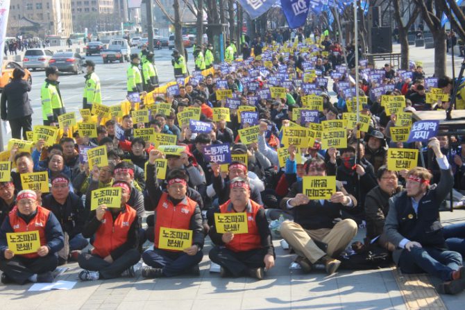 インダストリオールは韓国の組合を支援するデモに参加（2016年3月）