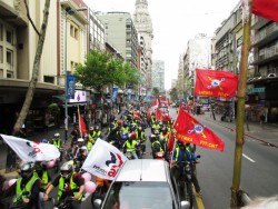 ウルグアイでインダストリオール加盟組織を中心に労働権を守るため市内を行進