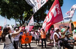 アメリカにおける日産の反労働組合的慣行を糾弾、社会的責任を果たすよう要求する数百人のブラジル労働組合員のデモ（2月18日、バラダチジュカ）