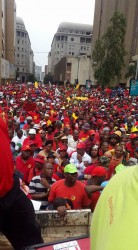 数千人のNUMSA組合員が腐敗に抗議、雇用を求めてスト決行（10月4日、ヨハネスブルグ）