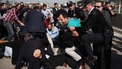トルコのルノーで警察と労働者が激しく衝突 【写真提供】ビルレシク・メタル・イス