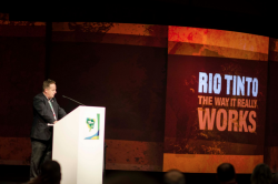 ブラジル・リオデジャネイロの第2回インダストリオール世界大会で発言するトニー・メイハーCFMEU全国会長