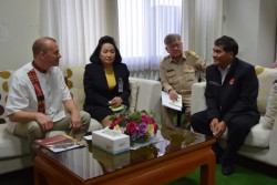 2015年12月14日、バンコクでプンタリック・サミティ労働省事務次官と会談するユルキ・ライナ・インダストリオール書記長