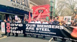 ロンドンで鉄鋼労働者とともに行進するユナイトのレン・マクラスキー 写真：ユナイト 