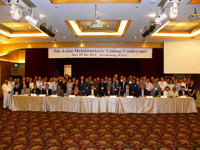 第5回アジア金属労組連絡会に参加したアジア太平洋地域の金属労組の仲間たち（2012年5月29-30日、台湾・高雄市）