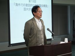 中国労働事情について講演する石井知章明大教授