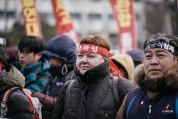 共戦を誓うリ・ヨンジュ（左）とケンペール書記長(KCTU事務所で）