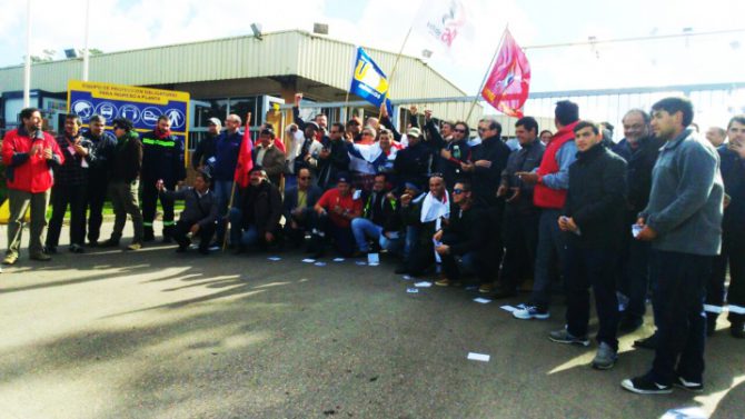 ゲルダウ社の反労組的慣行に対し、工場前で抗議のデモをするゲルダウ世界労働者協議会（モンテビデオ）
