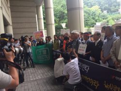 判決発表後、裁判所の外で激しく抗議する労働組合員