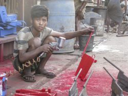 ヤンゴンのサウス・ダゴン工業団地でほとんど無防備のまま働く労働者――写真：デービッド・ブラウン