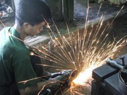 ヤンゴンのサウス・ダゴン工業団地で防護用具をほとんど身につけずに働く労働者――写真：デービッド・ブラウン